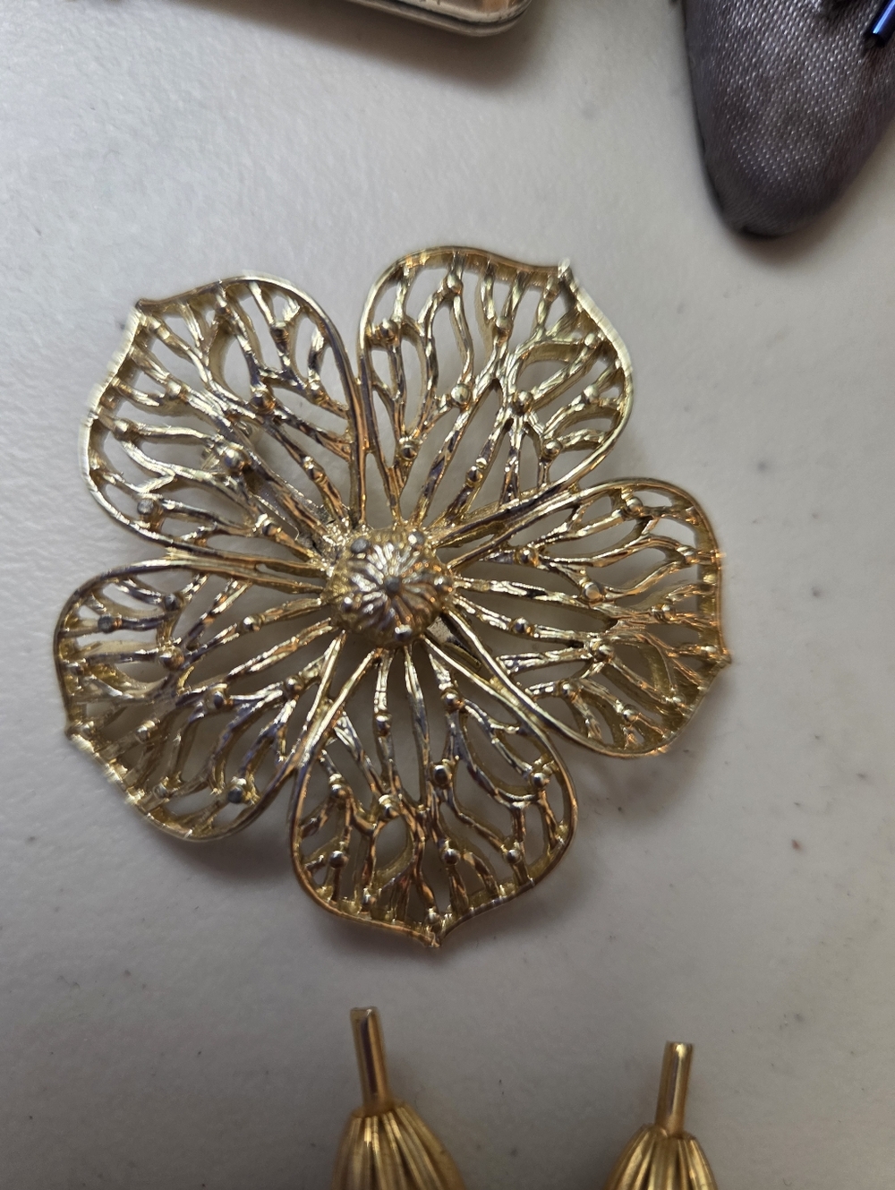 Mixed Floral Brooch Bundle Lot Set of 4 - Gold & Silver Flowers/Leaf - Picture 4 of 7